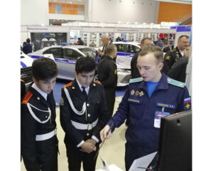 Курсант ПОЛОЗОВ на стенде Военно-воздушной академии на выставке «Интерполитех».