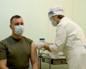 Не медли с ревакцинацией! Защити себя и близких.