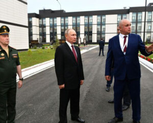 В ходе посещения Кемеровского президентского кадетского училища Министерства обороны России. С губернатором Кемеровской области Сергеем Цивилёвым и начальником училища Юрием Гордеевым (слева). Фото с сайта Президента РФ.