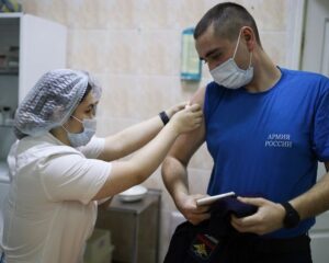 Вакцинируйся и защити себя и близких!
