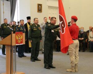 Заместитель министра обороны России генерал армии Дмитрий БУЛГАКОВ вручает знамя отряду «Юнармии» ВА МТО.