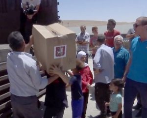 Во время гуманитарной помощи в провинции Хомс.