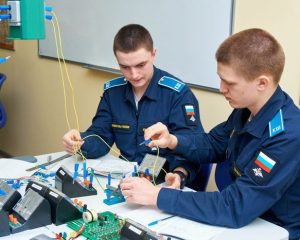Одарённых детей обучают передовым технологиям.