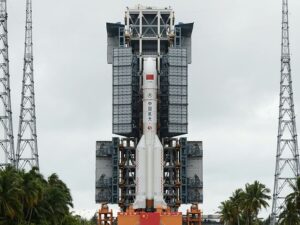 Тяжёлая ракета-носитель «Чанчжэн-5», способная выводить на низкую опорную орбиту аппараты массой до 25 тонн, перед стартом.