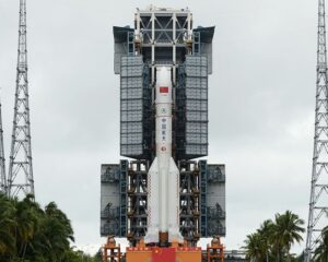 Тяжёлая ракета-носитель «Чанчжэн-5», способная выводить на низкую опорную орбиту аппараты массой до 25 тонн, перед стартом.