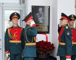Во время торжественной церемонии открытия памятной доски.