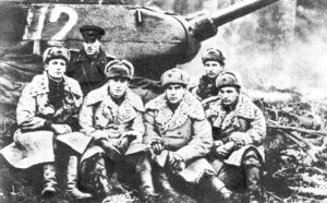 Группа офицеров штаба 143-й отдельной танковой бригады. На переднем плане второй слева – начальник штаба бригады майор В.Г. Куликов. 1-й Прибалтийский фронт, 1944 г.