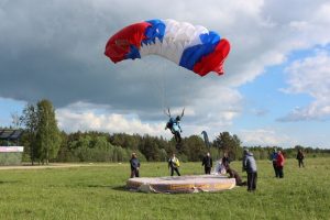 В точности приземления спортсмены демонстрируют потрясающую технику.