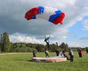 В точности приземления спортсмены демонстрируют потрясающую технику.