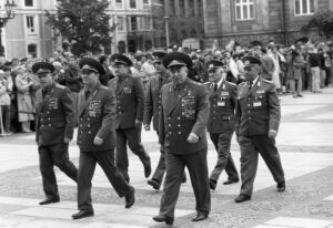 Главнокомандующий Объединёнными вооружёнными силами  государств – участников Варшавского договора – первый заместитель министра обороны СССР Маршал Советского Союза В.Г. Куликов  (в первом ряду справа) с группой генералов и офицеров.  Группа советских войск в Германии, август 1987 г.