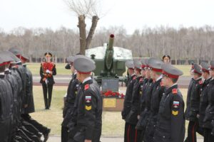 Равнение на легендарную гаубицу.