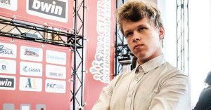 Гроссмейстер Владислав АРТЕМЬЕВ.