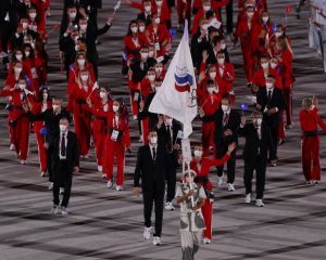 Флаг ОКР на церемонии открытия несли спортсменка ЦСКА капитан Софья ВЕЛИКАЯ и Максим МИХАЙЛОВ.