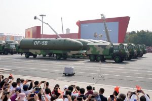 Межконтинентальные баллистические ракеты DF-5, представленные на военном параде в Пекине в честь 70-летия образования КНР.