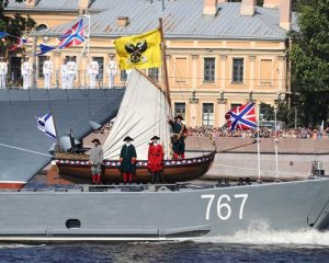 Ботик Петра I на Главном военно-морском параде.
