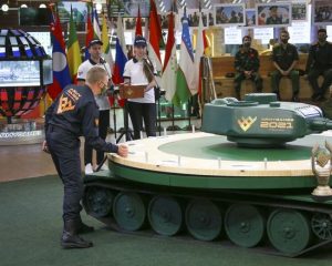 Россия стартует на зелёных танках.