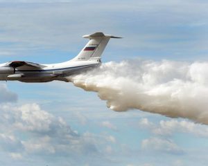 В борьбе с огнём задействованы военные авиаторы и инженеры.