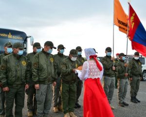 Кызыл встретил хлебом-солью.