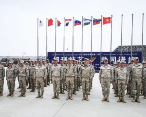 Корла встречает боевых друзей.