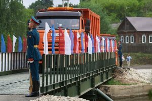 Армия соединяет берега оружейного края
