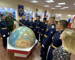 Молодые офицеры на экскурсии в музее части. Фото Екатерины ПИЧУГИНОЙ.