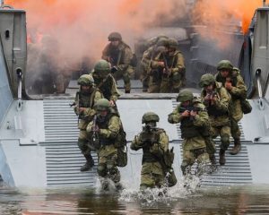 Служба в глубинах, боевая стрельба и полёты в стратосферу.