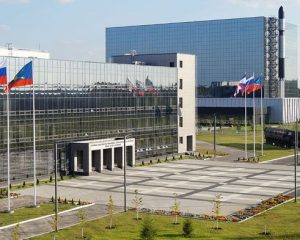 В разумном сочетании передового и классического подходов.