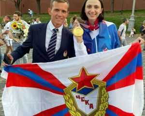 Олимпийская чемпионка по лёгкой атлетике капитан Мария ЛАСИЦКЕНЕ (справа). Фото пресс-центра ЦСКА.