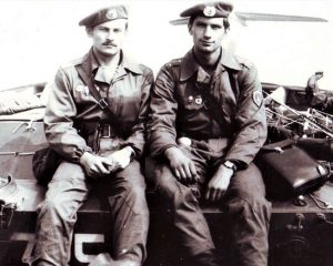 Гвардии лейтенант (на снимке справа) Леонид Верединский на дивизионных учениях в сентябре 1978 года.