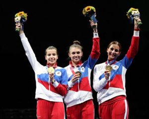 Армейские спортсменки – олимпийские чемпионки по фехтованию на саблях старший сержант Ольга НИКИТИНА, София ПОЗДНЯКОВА и  майор Софья ВЕЛИКАЯ (слева направо).