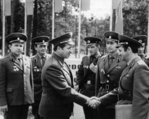 Командир 396-го ракетного полка подполковник ДОРОНИН А.Г. принимает поздравление от командира дивизии в связи с заступлением полка на боевое дежурство, 31 августа 1976 г.