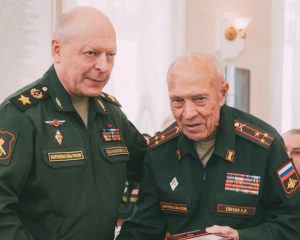 Главнокомандующий Сухопутными войсками генерал армии Олег Салюков поздравляет ветерана в Зале воинской славы. Фото из семейного архива А. ЕПИХИНА.