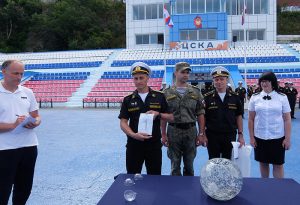 Момент жеребьёвки: номер 1-й в руках капитана 2 ранга Александра Шабанова.