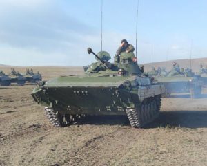 Не смолкает над осенней степью рокот