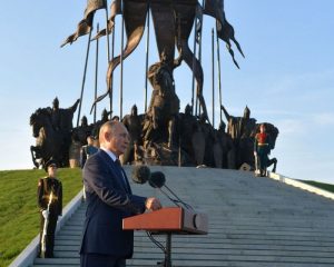«Укротившему варварство на Востоке, низложившему зависть на Западе».