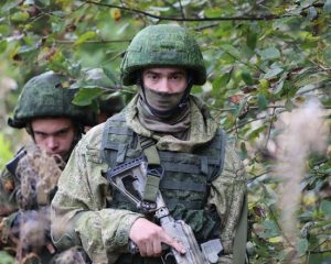 Десантники двух стран отрабатывают взаимодействие.