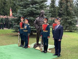 Изваяние из бронзы в честь воинов в броне 
