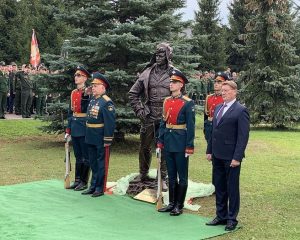 Изваяние из бронзы в честь воинов в броне