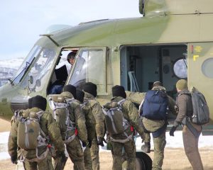 Выпускающий старший сержант Роман Сёмин контролирует посадку корабельной группы в вертолёт.