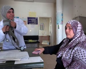 В только что открывшемся медицинском пункте в посёлке Музейриб (провинция Деръа).