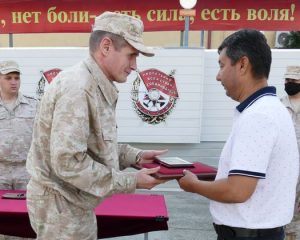 И ярким орденом герой напомнил о себе…