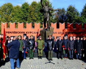 Монумент погибшим кремлёвским курсантам в селе Ярополец под Волоколамском. Генерал-полковник В.М. Барынькин в центре.