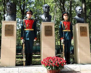 Живёт в наших сердцах.