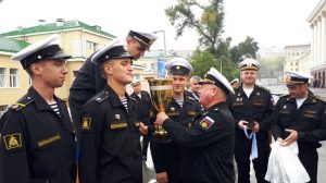 Вице-адмирал Сергей Рекиш вручает почётный кубок курсантам-макаровцам.