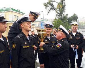 Вице-адмирал Сергей Рекиш вручает почётный кубок курсантам-макаровцам.