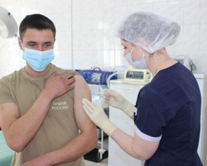 Вакцинируйся и следуй по жизни без COVID-19.