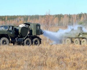 Экзамен держат военные химики.
