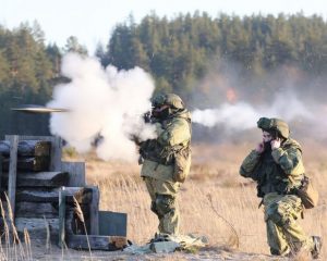 Подразделения связи армейского корпуса Балтийского флота, поднятые по тревоге, выдвинулись на полигон Пугачёво.