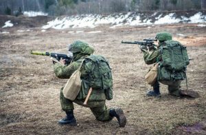 На маршах, на позициях, в учебных атаках