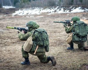 На маршах, на позициях, в учебных атаках